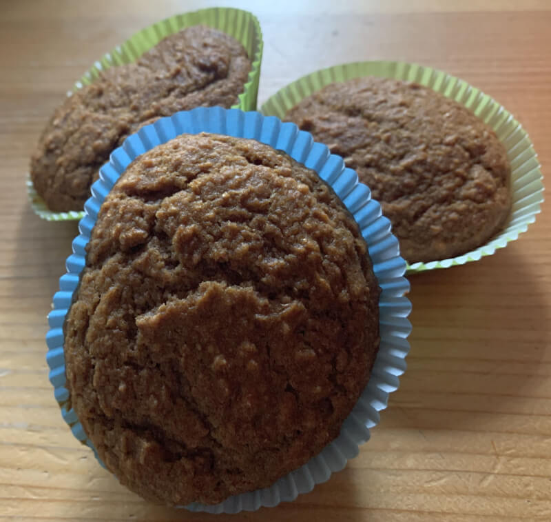 Schnelle vegane Apfel-Muffins frisch gebacken