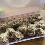 Vegane Schoko-Protein-Balls werden in Kokosflocken gerollt